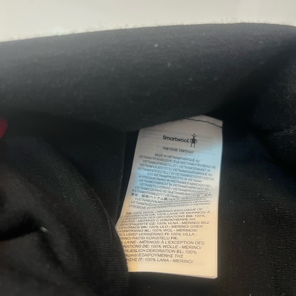 Smartwool Adult Black and White Geometric Beanie and Gator Set. Like New - Picture 5 of 6